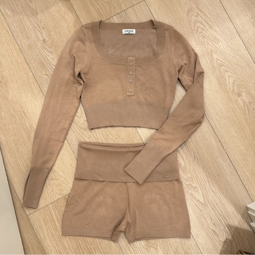 SET - tan knit long sleeve top & matching shorts - Picture 3 of 3